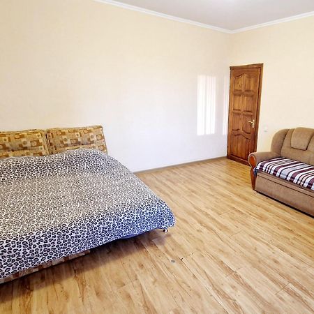 Apartment On Kravchuka, 11B ルーツィク エクステリア 写真